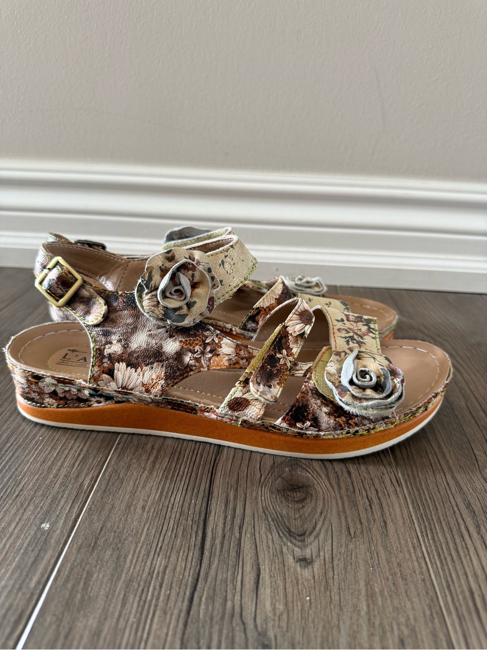 L’Atiste Flower Appliqué Leather Joilena Sandals Size 40